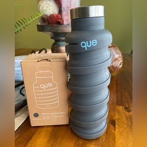 NIB Que Collapsible 20 oz Water Bottle